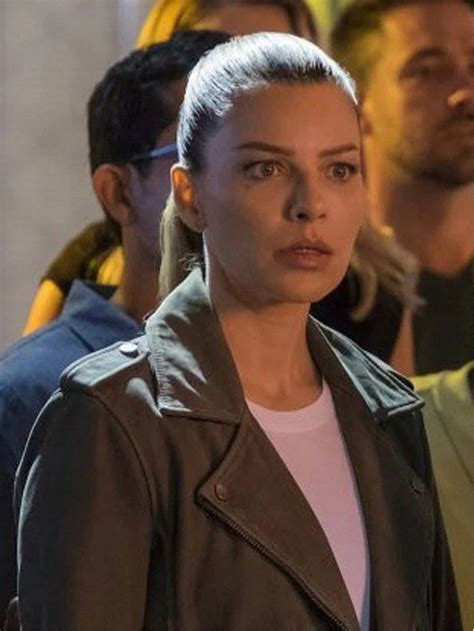why does chloe decker look different in season 4